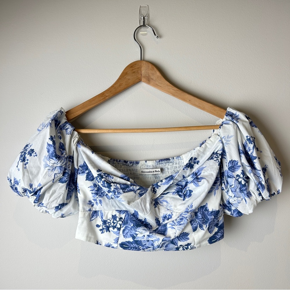 Abercrombie Floral Blue & White Women's Puff Sleeve Cropped Gathered Bodice Top